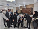 به مناسبت هفته سالند اهدا گل رز سفید به سالمندان بستری در بیمارستان امام جعفر صادق (ع)سعادت شهر 